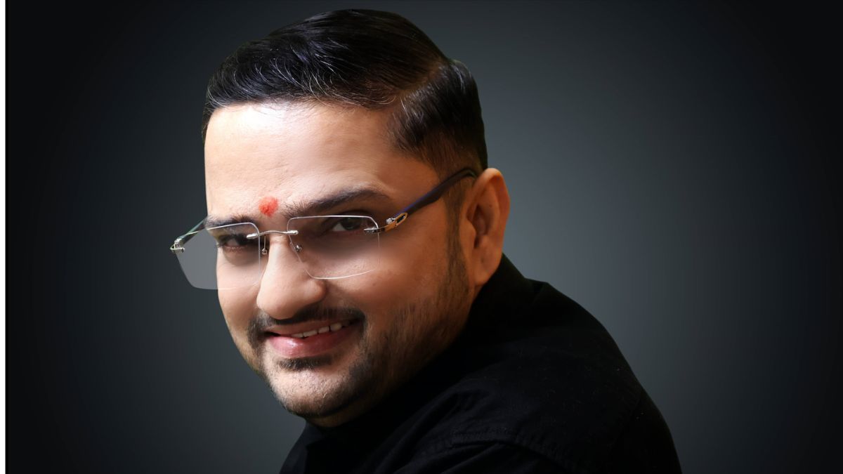 Renowned Astrologer Acharya Mukti Plans To Foray Into Online Astrology With More Than 10000 Astrologers